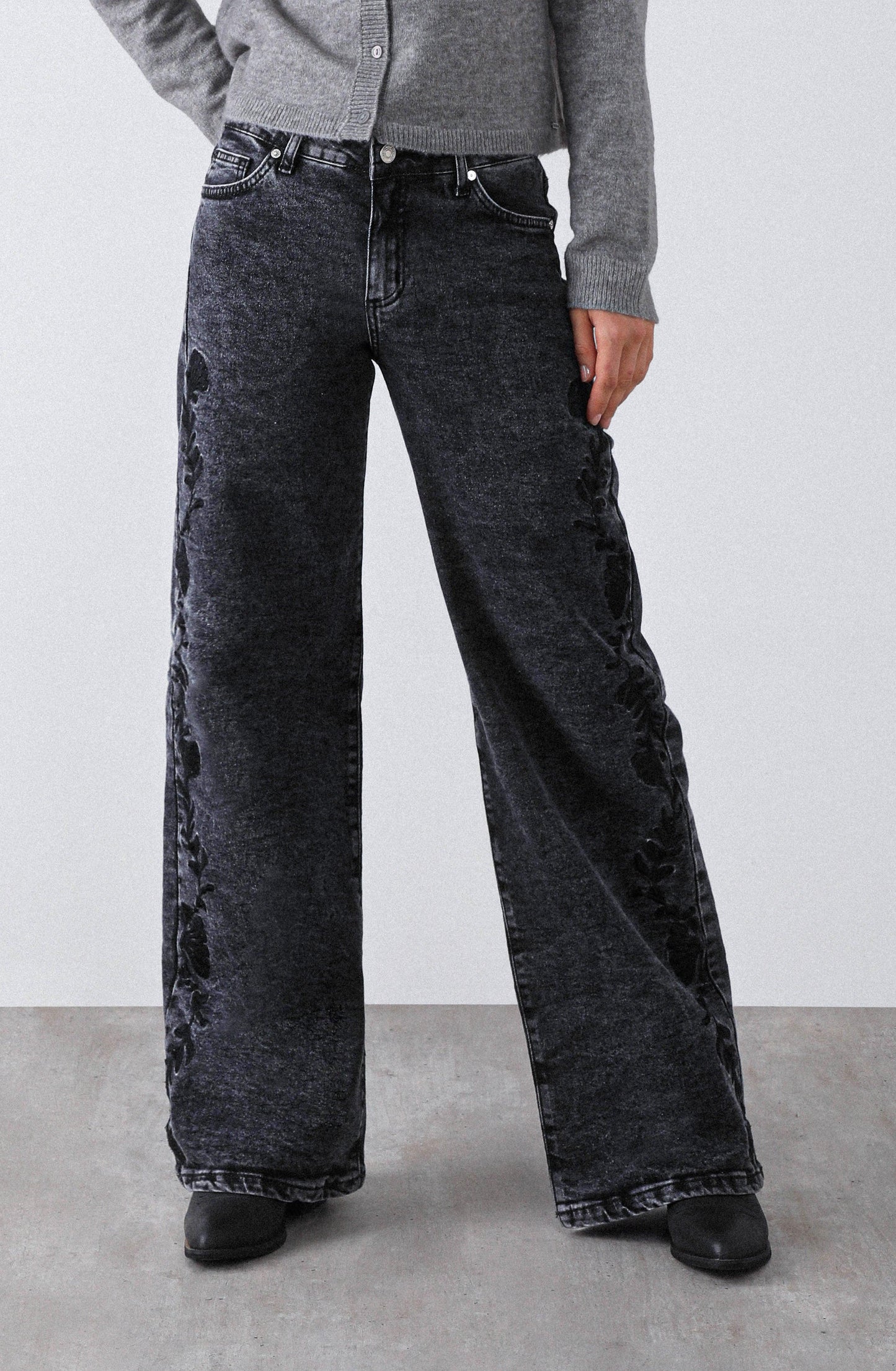 Pantalón Bordado Floral Grey