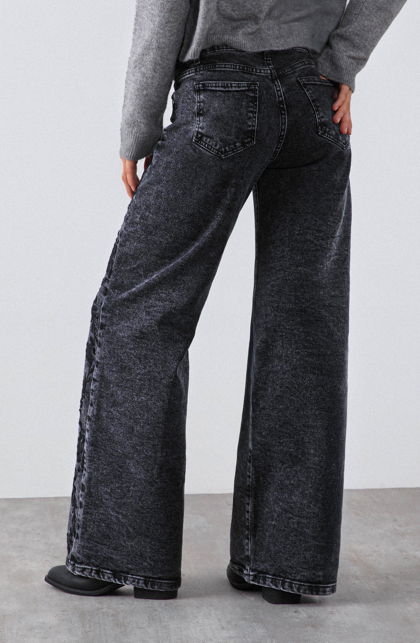 Pantalón Bordado Floral Grey